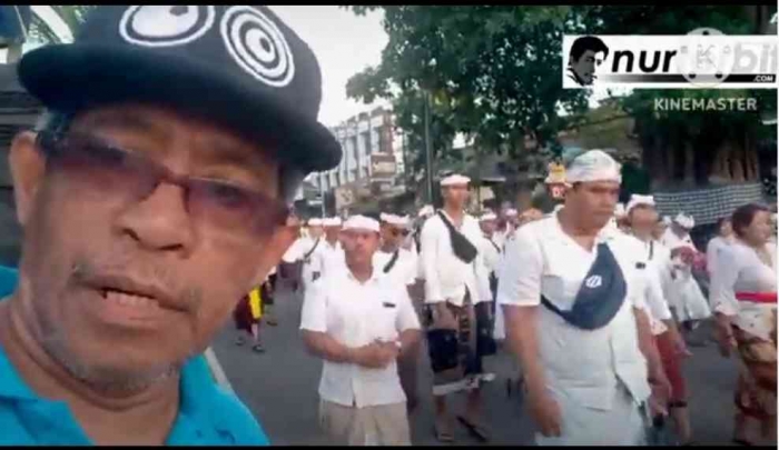Bang Nur berbaur dengan warga Bali pulang dari upacara Melasti (foto dok Nur Terbit)