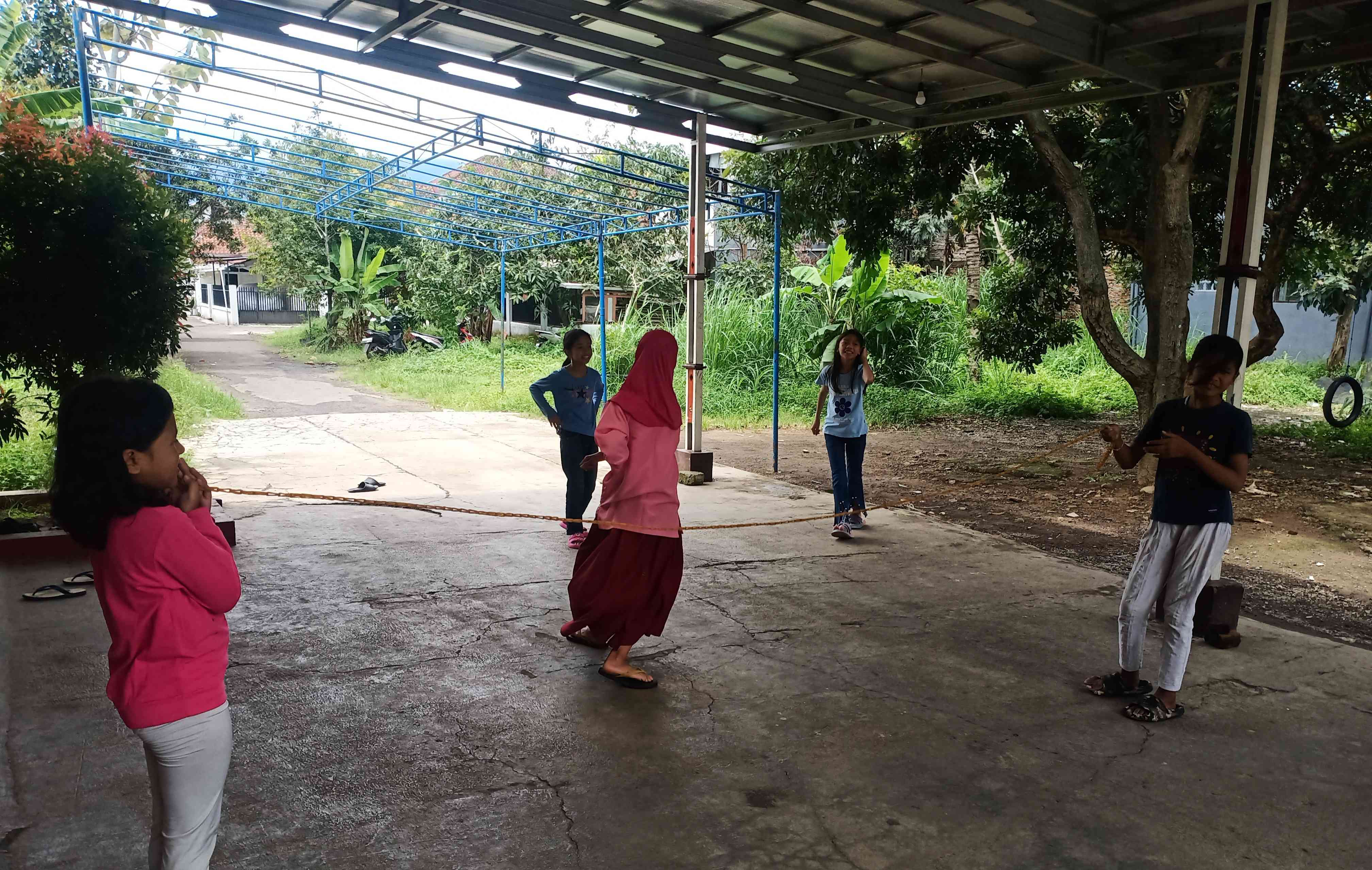 Anak-Anak Ngabuburit Sambil Sapintrong, Permainan Tradisional Menarik dan Menyehatkan (Foto: Dokpri)