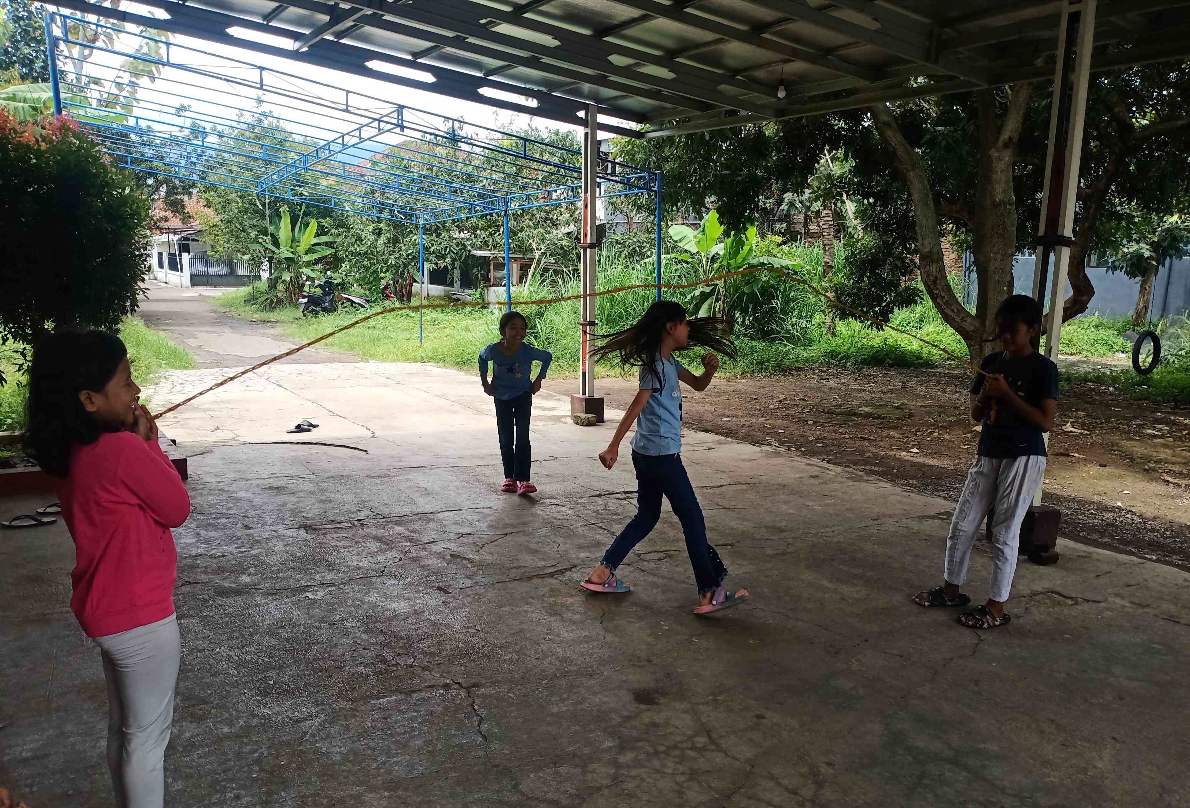 Anak-Anak Ngabuburit Sambil Sapintrong, Permainan Tradisional Menarik dan Menyehatkan (Foto: Dokpri)