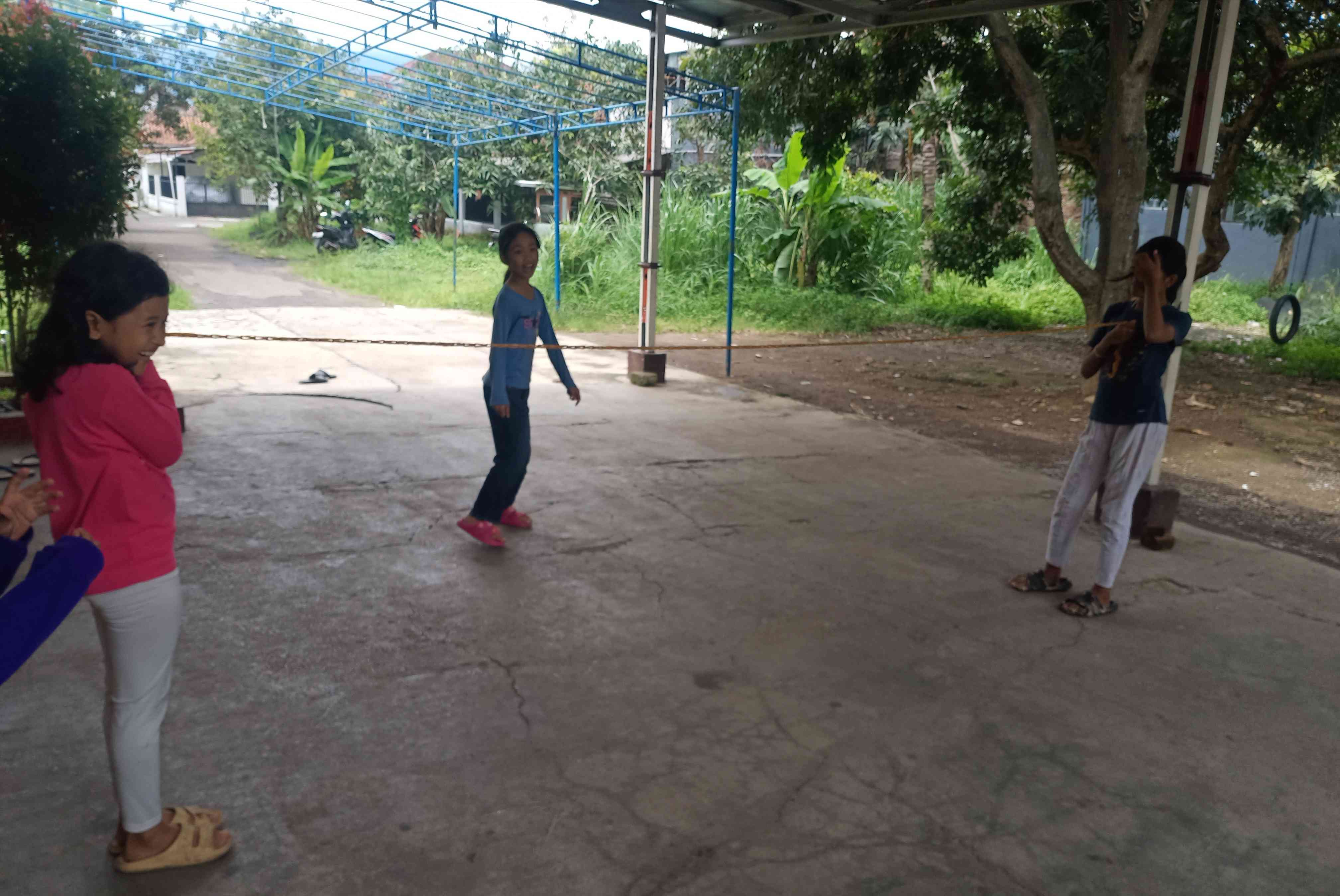 Anak-Anak Ngabuburit Sambil Sapintrong, Permainan Tradisional Menarik dan Menyehatkan (Foto: Dokpri)