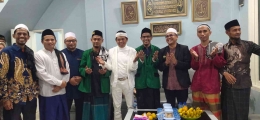Kang Dedi Mulyadi poto bareng dengan tokoh masyarakat dan pemuka agama Sukaraya Indah(sumber gambar: Muafi)