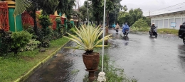 Ilustrasi 2: Kondisi air hujan memenuhi selokan dan jalan depan sekolah. (Dokumentasi pribadi)