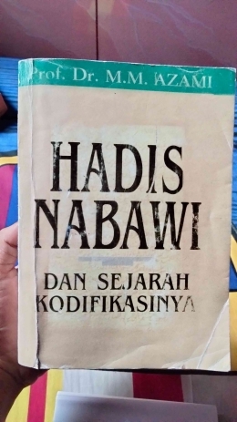 Desertasi Syaikh Musthafa Azami yang diterjemahkan ke bahasa Indonesia oleh murid beliau, yaitu Dr. Ali Musthafa Ya'qub 