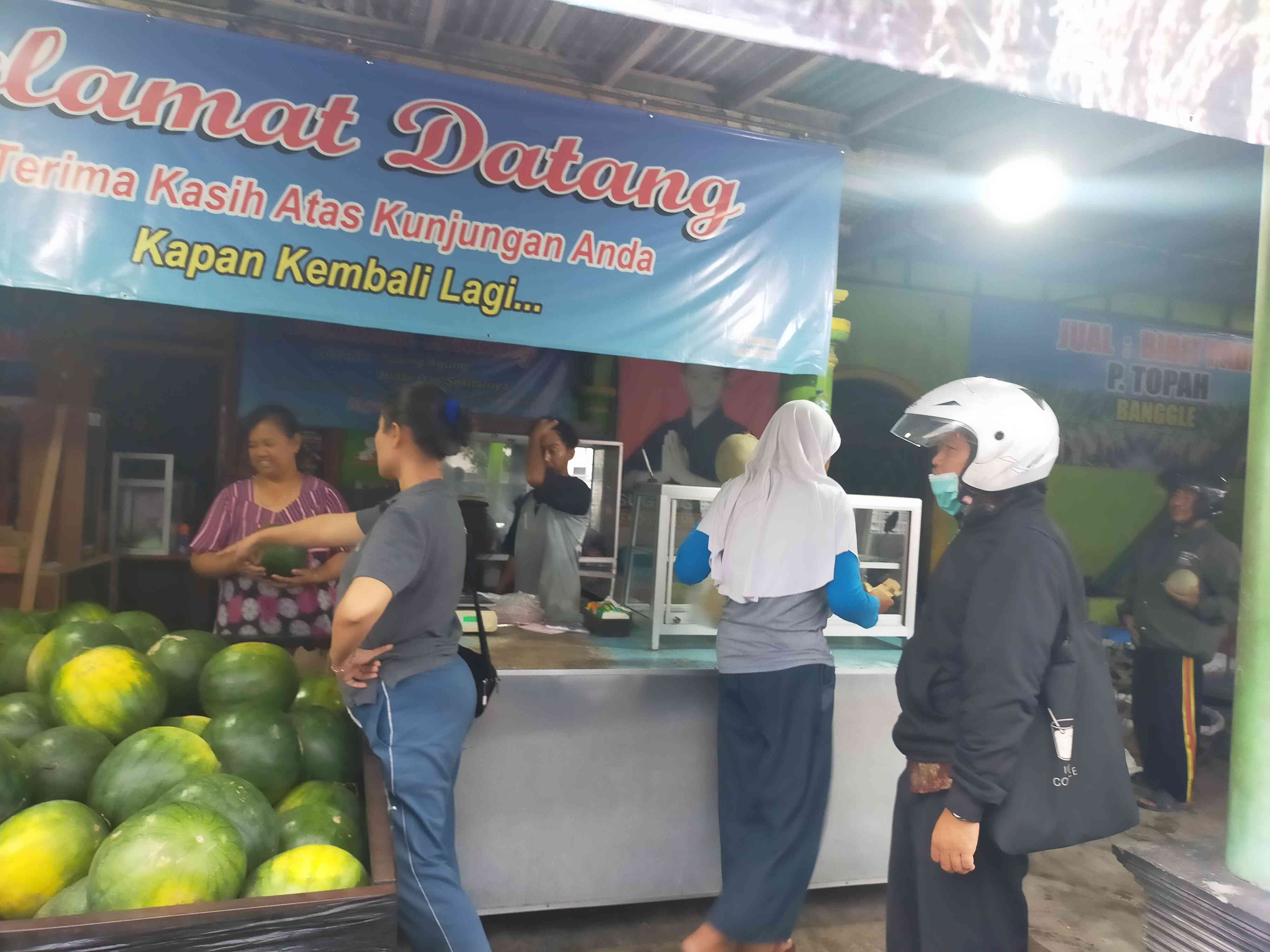 Kios buah salah satu yang diburu saat sore hari jelang buka puasa | Foto: Siti Nazarotin 