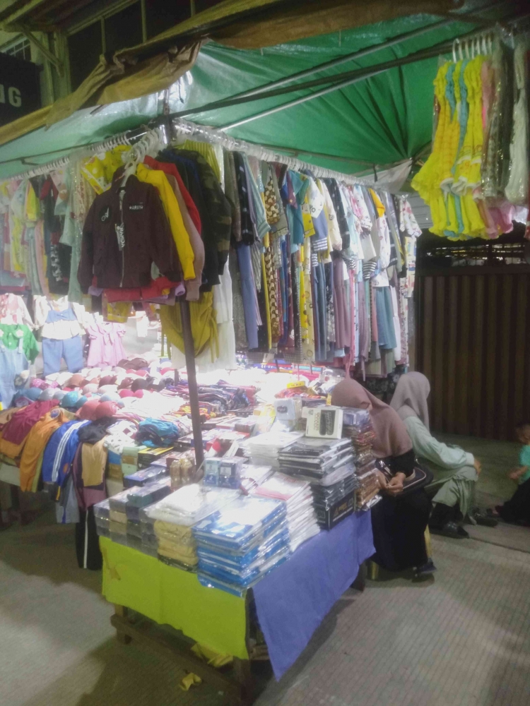 Pedagang di pasar Jongkok Tembilahan menunggu pembeli (dokpri)