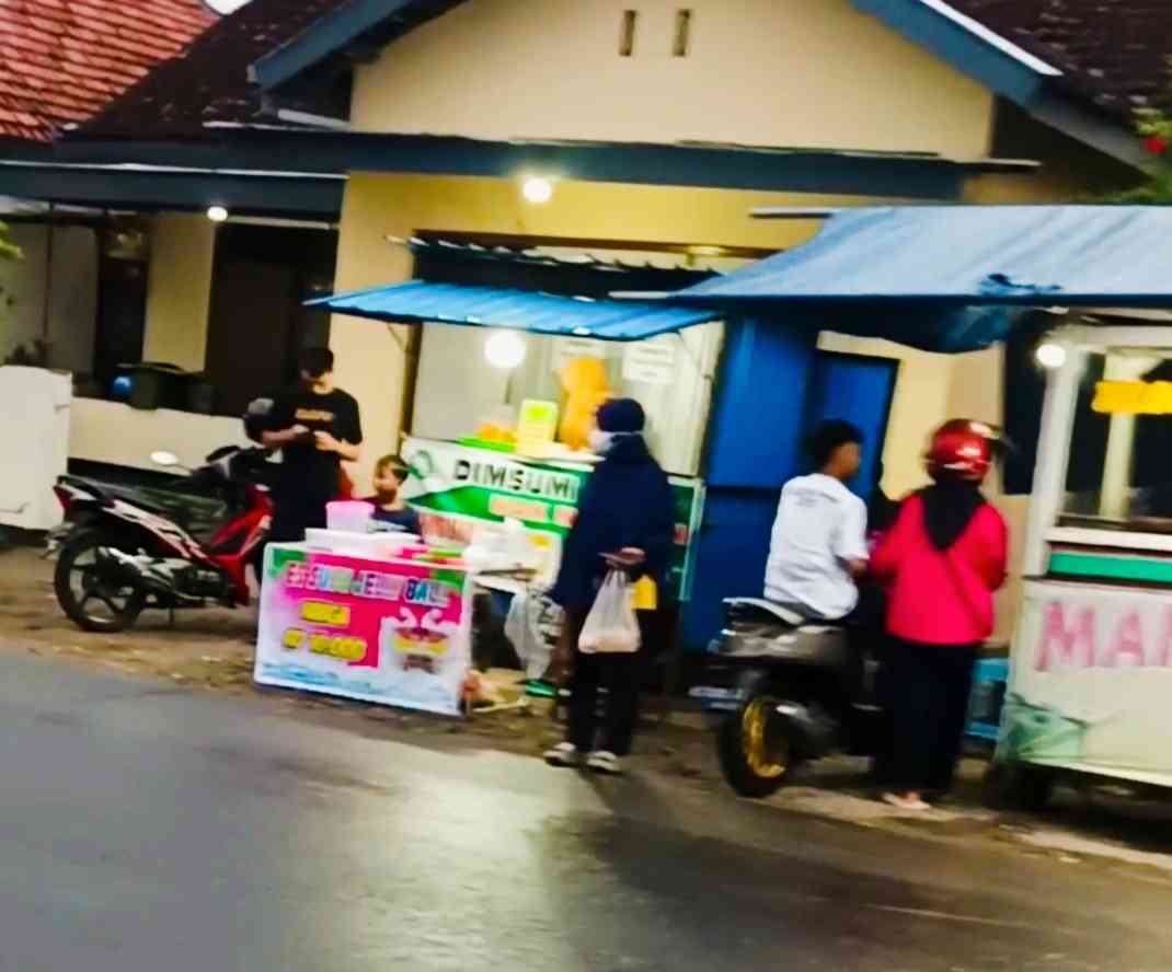 Pasar takjil ramadan sepi karena hujan (dokpri)