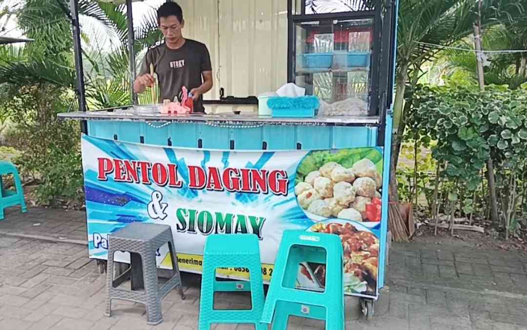 Penjual pentol daging di Pasar takjil lapangan Mberan, Dolopo, Madiun (dokpri)