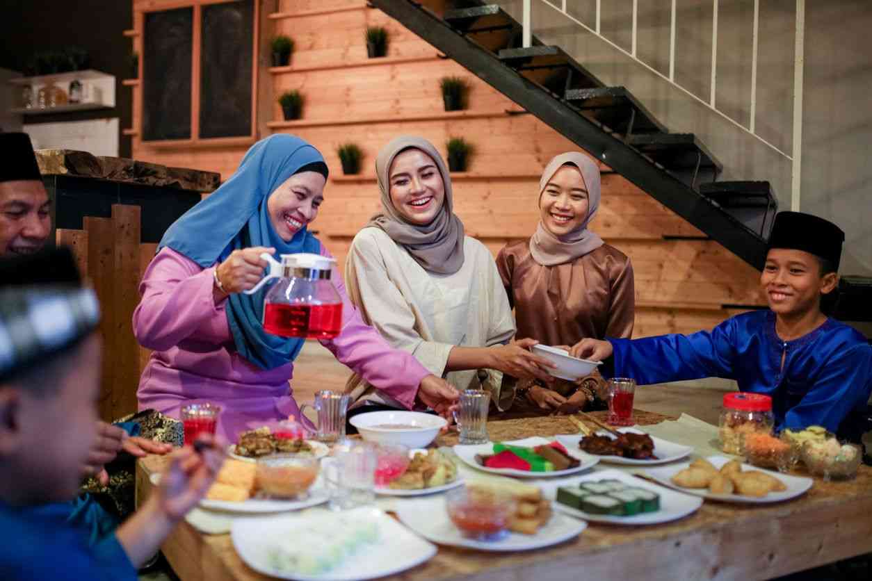 Ilustrasi keluarga berkumpul saat waktu berbuka bersama sumber gambar istock-parapuan