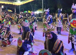 Kolaborasi KKN Universitas Ahmad Dahlan (UAD) dan Padukuhan Padaan Kulon menggelar pentas seni Ndolalak Munggang (Foto: Istimewa)
