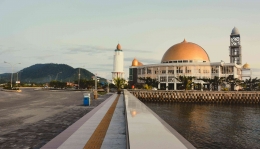 Ilustrasi Masjid Agung Lasusua yang menjadi salah satu lokasi ngabuburit favorit warga. Foto diambil tahun 2014 (Sumber: Dokumentasi Pribadi)