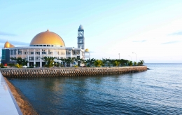 Posisi Masjid Agung Lasusua yang dibangun di atas lahan reklamasi yang menutupi laut. (Sumber: Dokumentasi Pribadi)