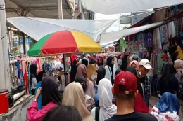Pasar baju dalam Pasar Kaget Ramadan, buka peluang UMKM meraih pasar produknya (Metro.sindonews.com)