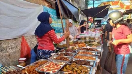 Pasar Kaget Ramadan menyediakan kebutuhan berbuka (foto :detikcom)