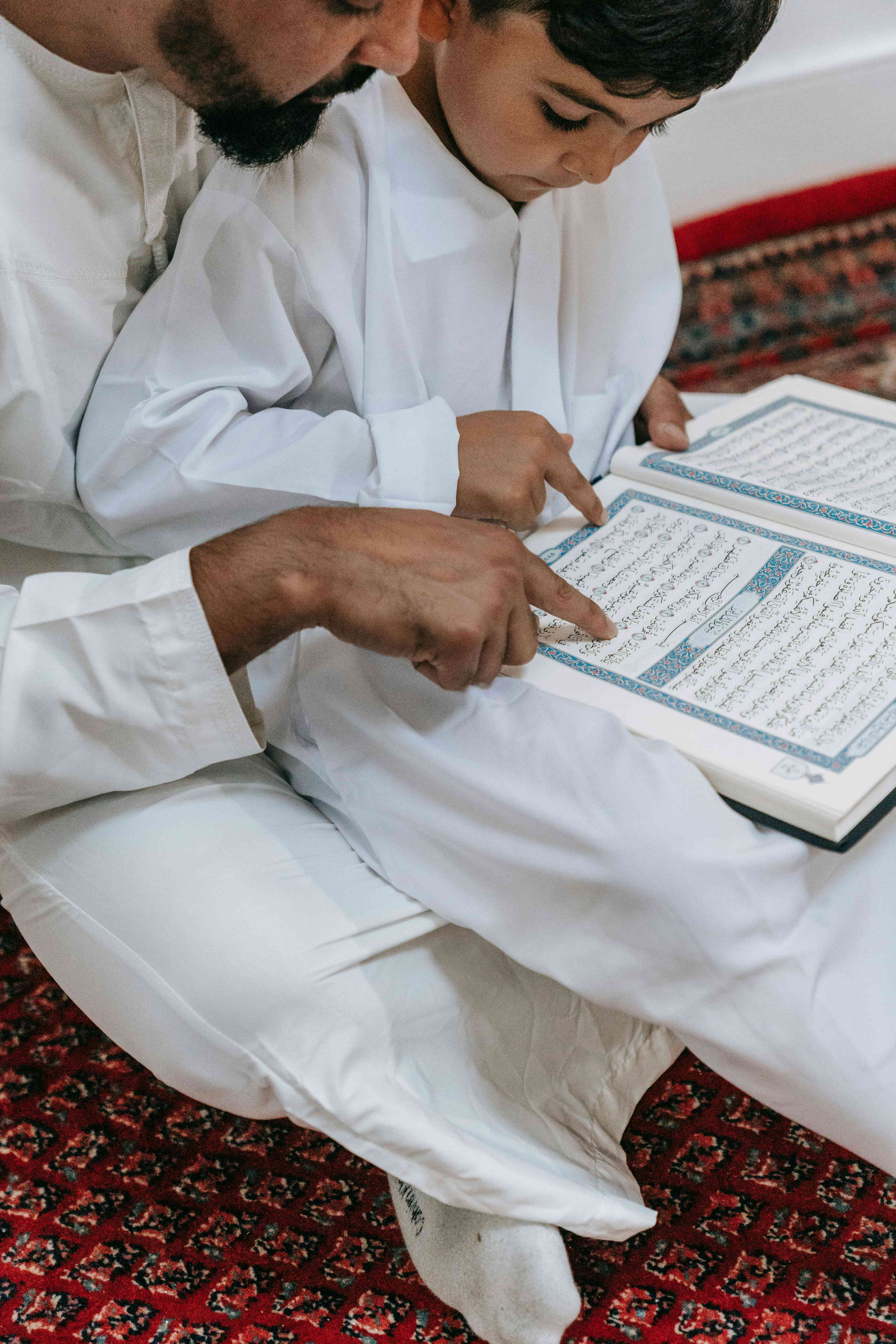 Membaca Al-Qur'an (Sumber: Pixabay.com/Timur Weber)