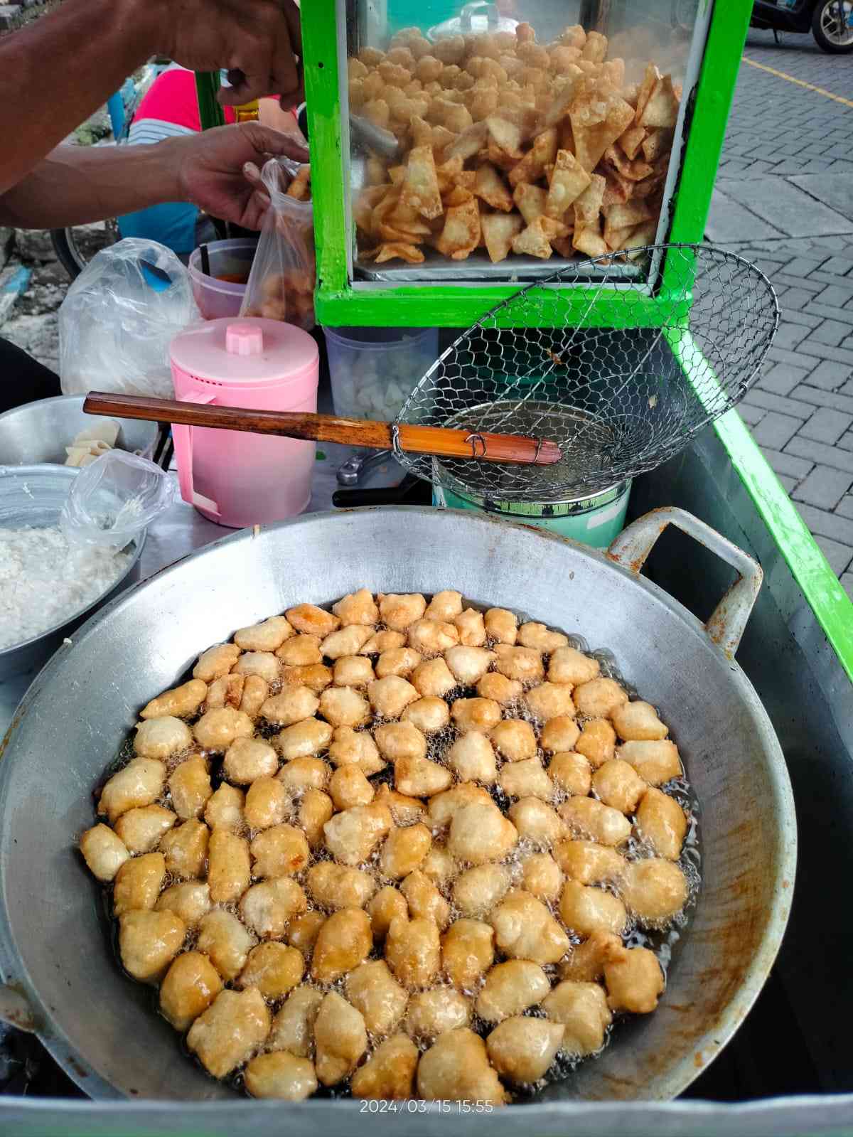 Jajanan batagor di pasar. Sumber: dokumentasi pribadi