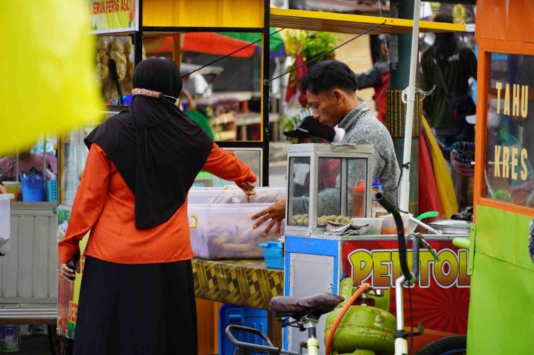 Berburu takjil di Pasar Badog Lawas/Foto: Lilian Kiki Triwulan