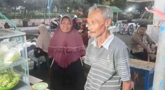 Suami Istri Penjual Soto Ayam di Pujasera Magetan saat Bulan Ramadan 2024. Sumber gambar layartangkap youtube. dokumen pribadi