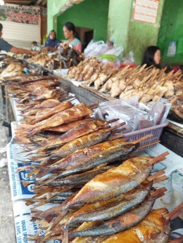 Ikan Asap yang dijajakan di Kenjeran, Surabaya (Photo: Sapto Andriyono)