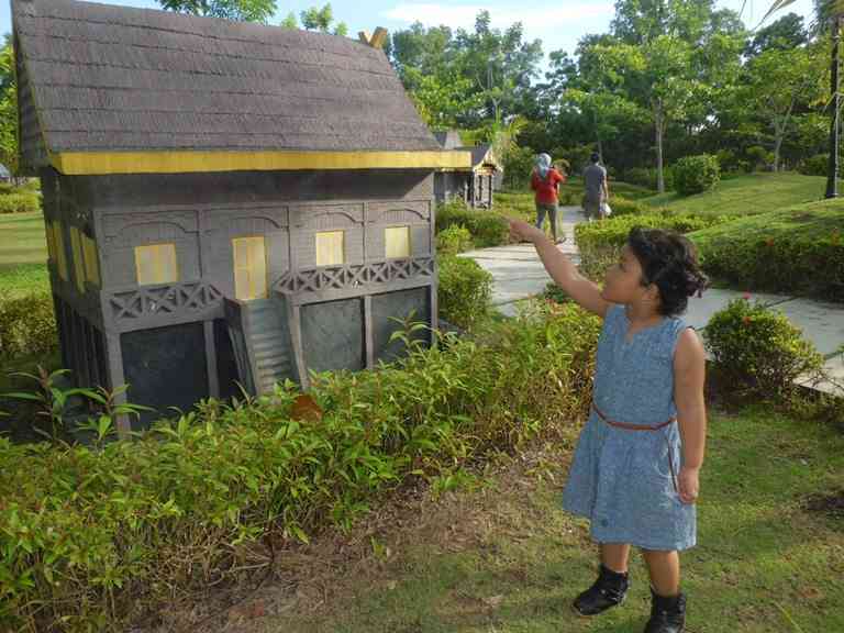 Rumah Miniatur Indonesia.| Foto Dokumentasi Pribadi