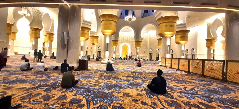 Ilustrasi ngabuburit dengan mengaji dan tadarus menjelang berbuka puasa di masjid, Lokasi Masjid Al Zayed, Solo. Sumber gambar dokumen pribadi.