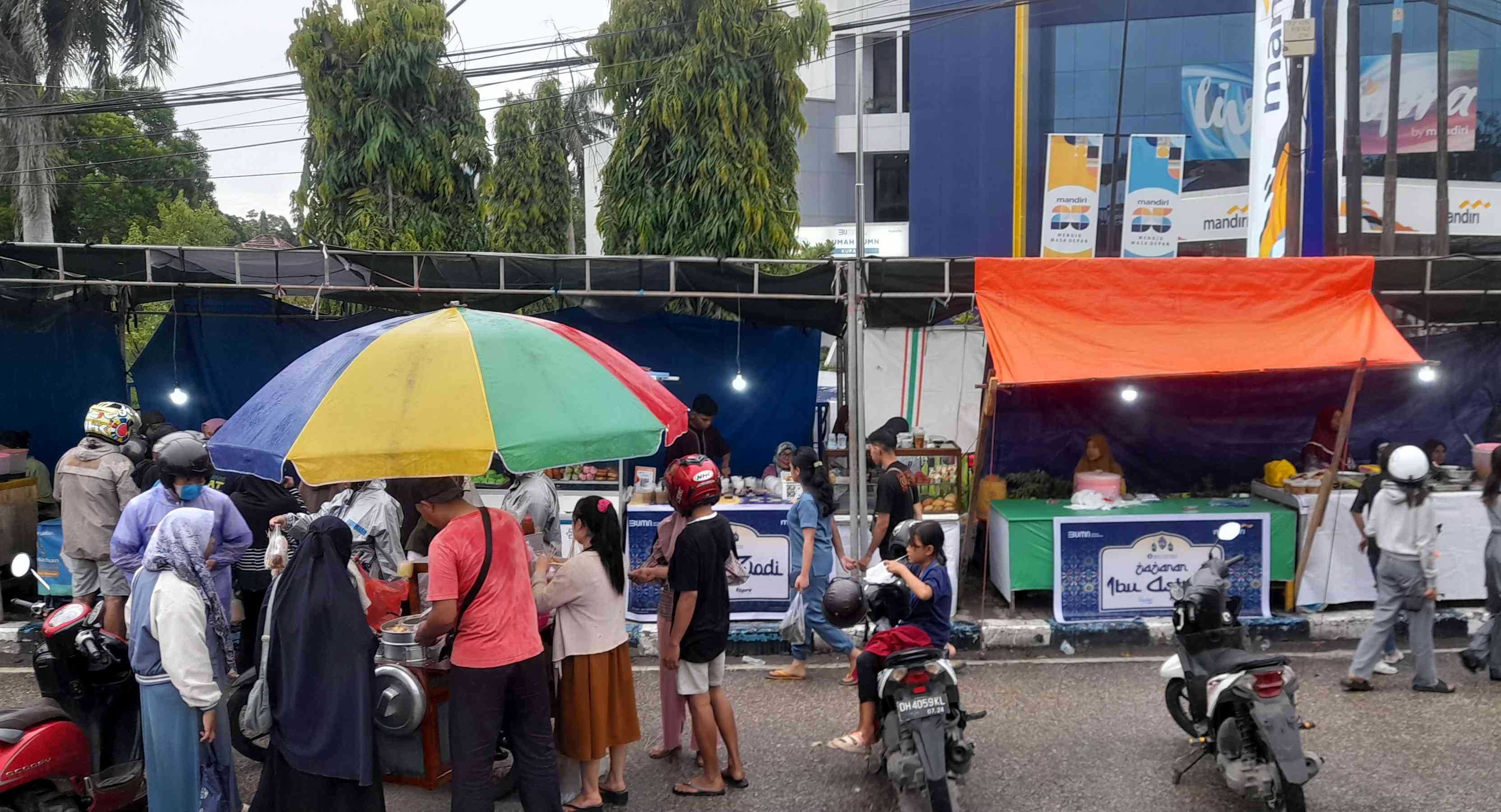 Kawasasan jalan Urip Sumoharjo Kota Kupang, tempat ngabuburit warga Kota Kupang sekalian belanja aneka Takjil (dokpri Gregorius Nafanu)