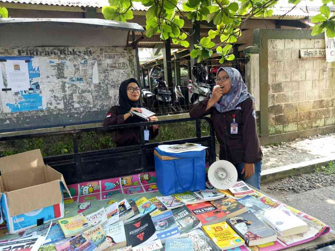 Ngabuburead keliling dengan menggunakan motor perpustakaan keliling yang mengitari seluruh fakultas. (Sumber: Gemercik Media)