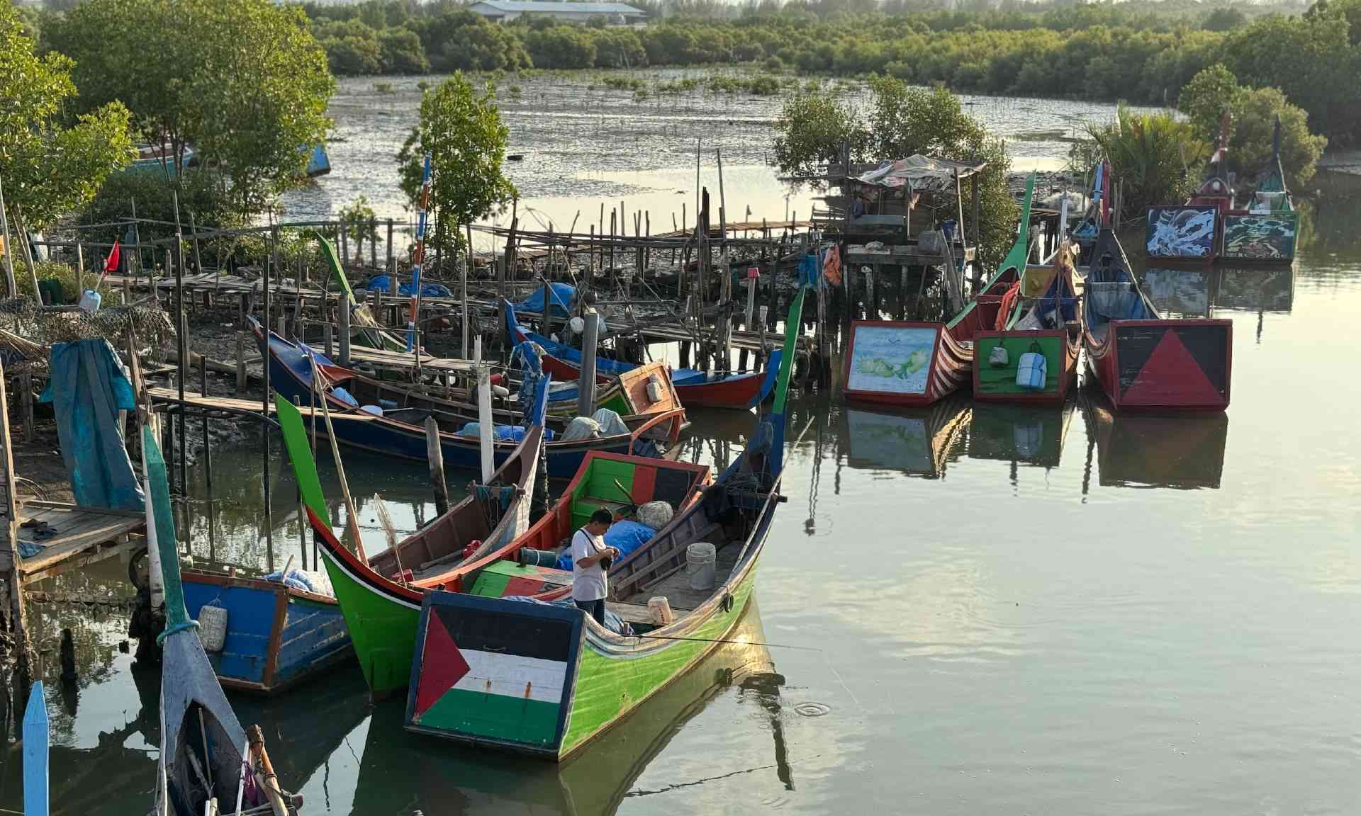 Ilustrasi seorang pemancing di atas sebuah sampan. Photo: Taufik