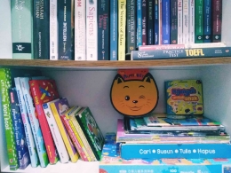 Beberapa contoh koleksi buku si kecil yang berada di bagian rak bawah dan buku penulis di bagian rak atas (Dokumentasi pribadi)