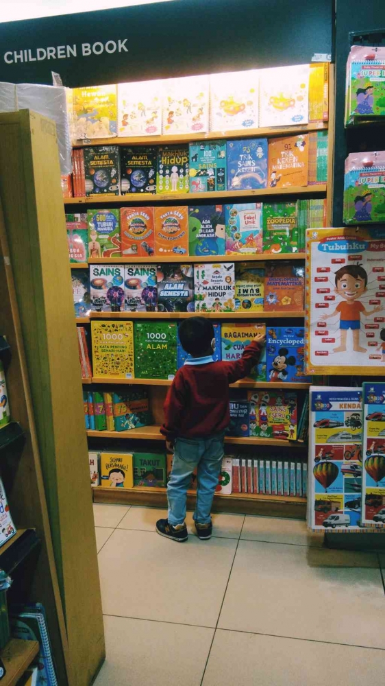 Salah satu cara menumbuhkan minat baca pada anak dengan mengunjungi salah satu toko buku. (Dokumentasi pribadi : Gramedia Botani Square, Bogor)