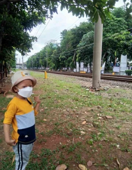 Si Kecil sedang ngabuburit sembari menanti kereta lewat (Dokumentasi pribadi)