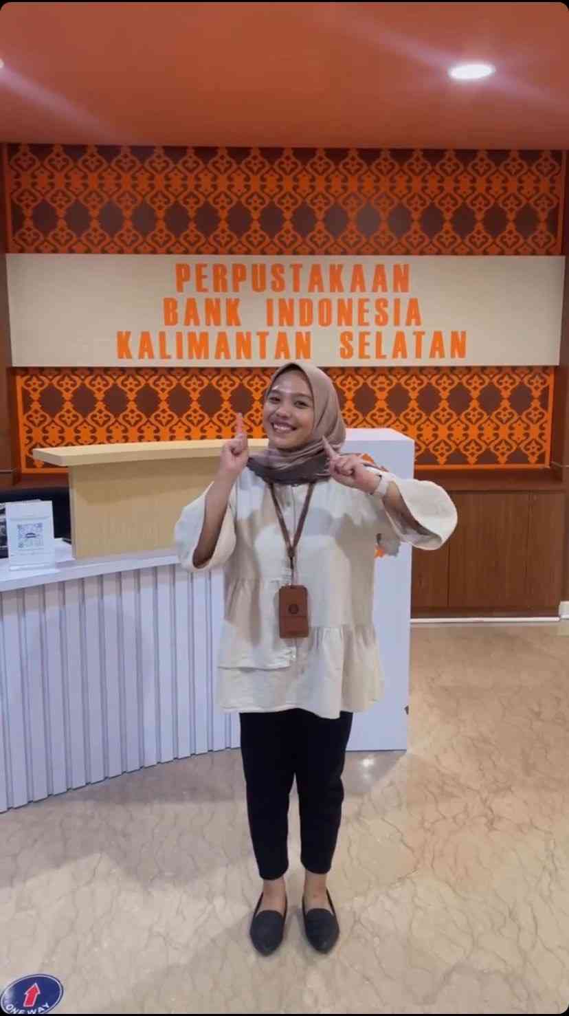 Cholili Hadina, pustakawan Perpustakaan BI Kalsel siap melayani sepenuh hati. Sumber: dokumentasi pribadi.