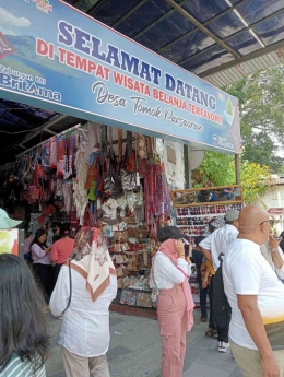 Berbelanja di pasar wisata Tomok, Samosir (Dok. Pribadi)