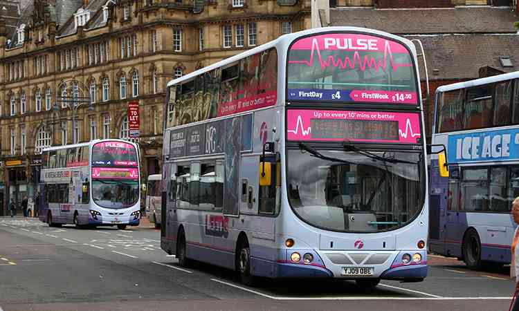 Bus FirstBus di Leeds. Sumber: intelligenttransport.com