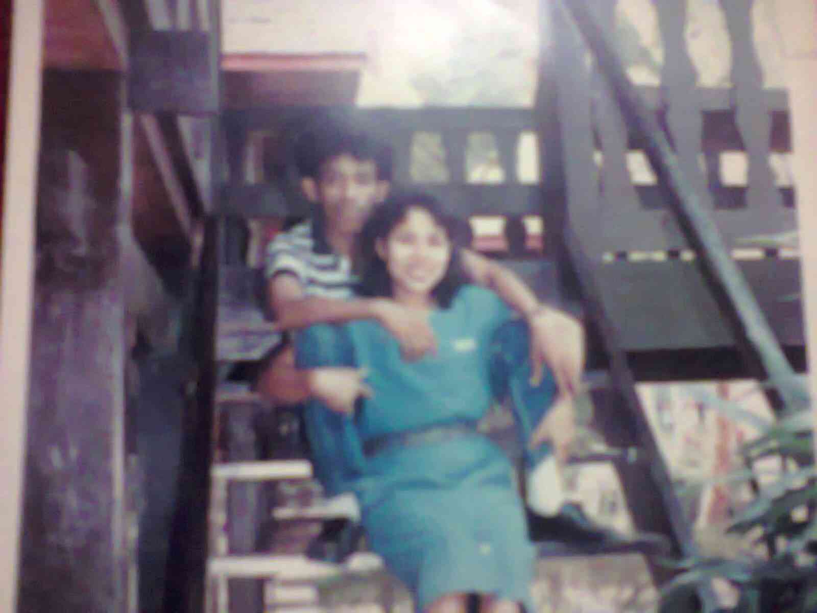 Berdua istri di rumah adat Bugis-Makassar, anjungan Sulawesi Selatan, TMII Jakarta, era 1987-an (foto dok Nur Terbit) 