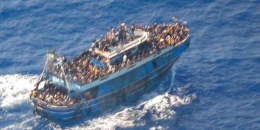 Kapal penyelundupan imigran Pakistan, dipotret oleh Penjaga Pantai Yunani, tenggelam dan menewaskan 82 orang. | Sumber: Hellenic Coast Guard/AP Photo