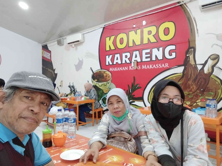 Ngabuburit bersama anak dan istri dengan Konro khas Makassar di Jakarta (foto dok Nur Terbit) 