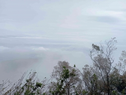 Biasanya diselimuti awan, langit di Telomoyo diselimuti kabut | Dokumentasi Pribadi
