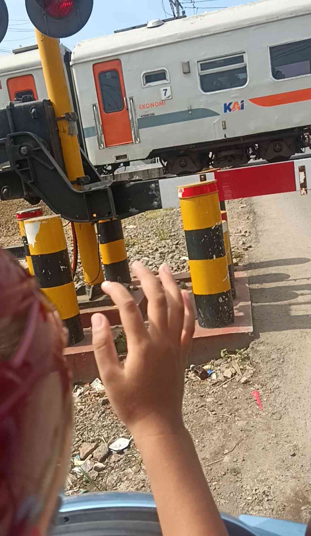 Melambaikan tangan saat kereta lewat. Foto: Irma Tri Handayani