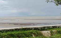 Pemandangan perairan Selat Makassar dilihat dari daratan Sulawesi. (Dokumentasi Pribadi)