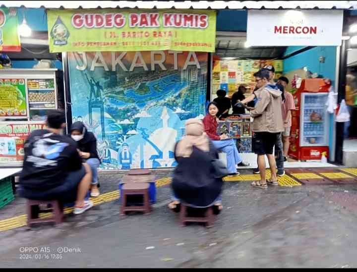 Tempat jajanan di pasar Barito (dok. Denik)