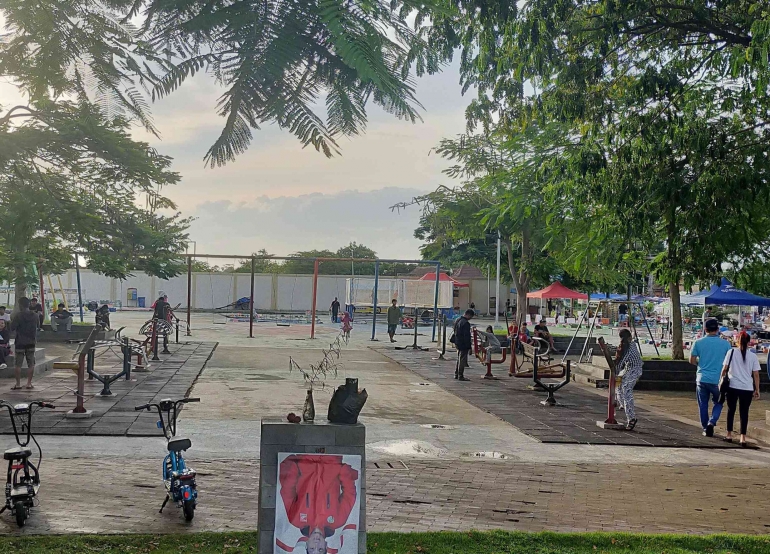 Area Playground yang berada di depan Kantor Pemkab Blitar | Foto: Siti Nazarotin 