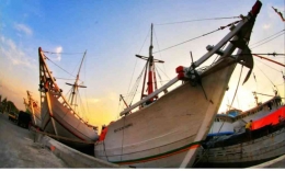 Perahu Pinisi khas Bugis-Makassar sandar di Pelabuhan Sunda Kelapa, Jakarta Utara (dhaverst.wordpress.com /Nur Terbit) 