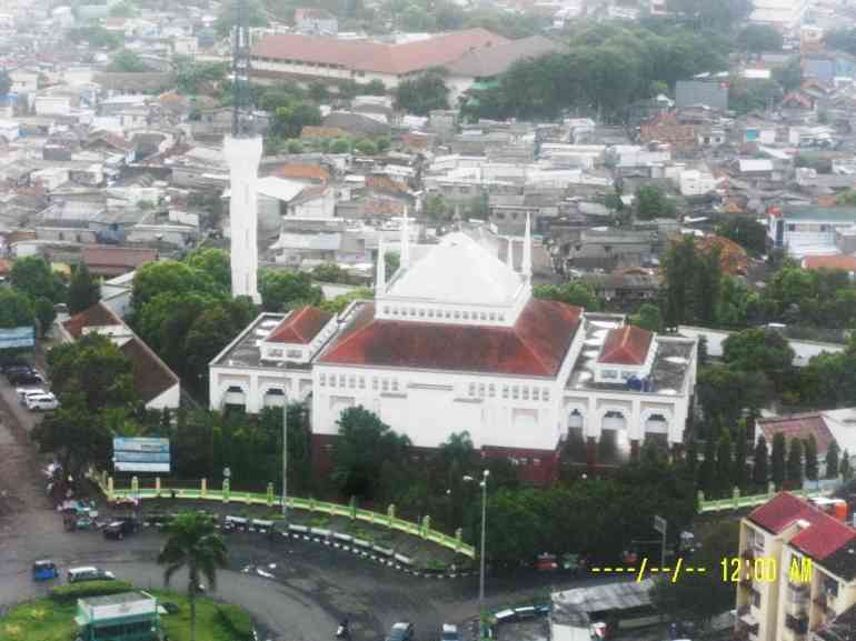 Masjid Akbar,saya foto dari jendela kamar kami di lantai 27 BL Kemayoran Jakarta Pusat/ Dokumentasi pribadi 