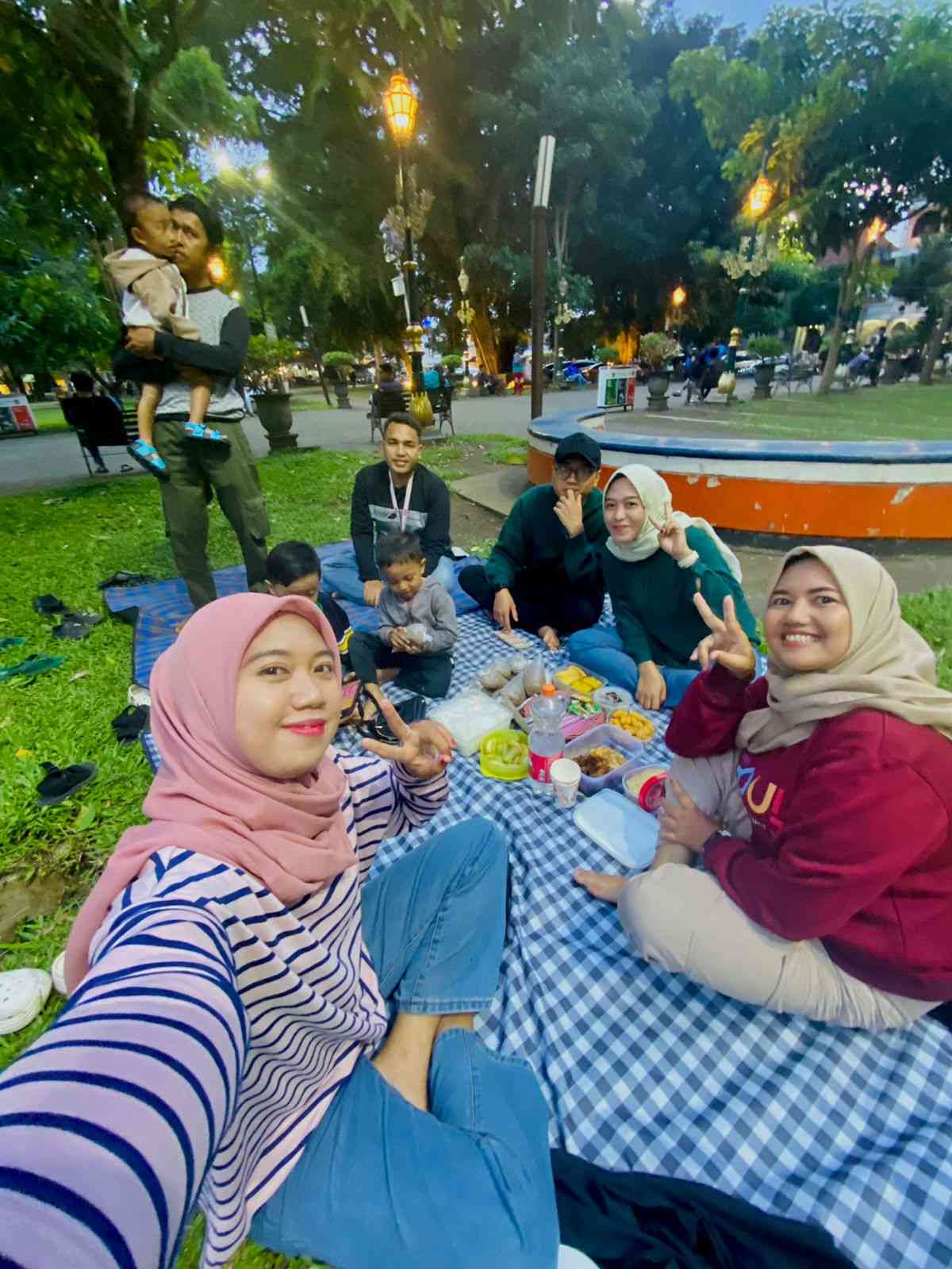 Buka bersama di Alun-alun Merdeka, dokumentasi pribadi 