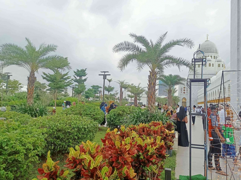 Taman yang asri di dalam masjid Syeikh Zayed. Foto: DokPri/Rania