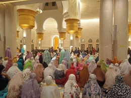 Suasana di dalam masjid persiapan untuk sholat tarawih. Foto: DokPri/Rania
