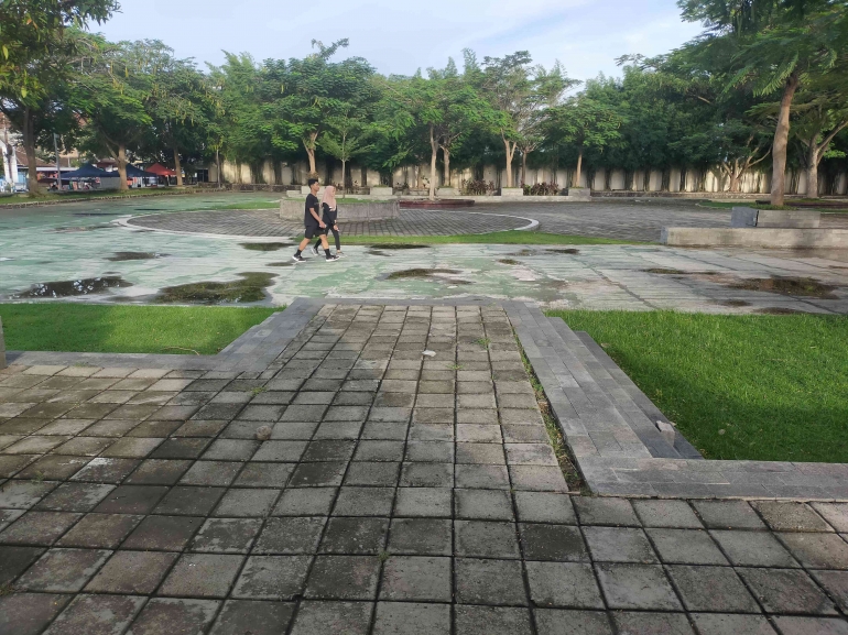 Taman yang asri terletak di bagian timur halaman Kantor Pemkab Blitar | Foto: Siti Nazarotin 