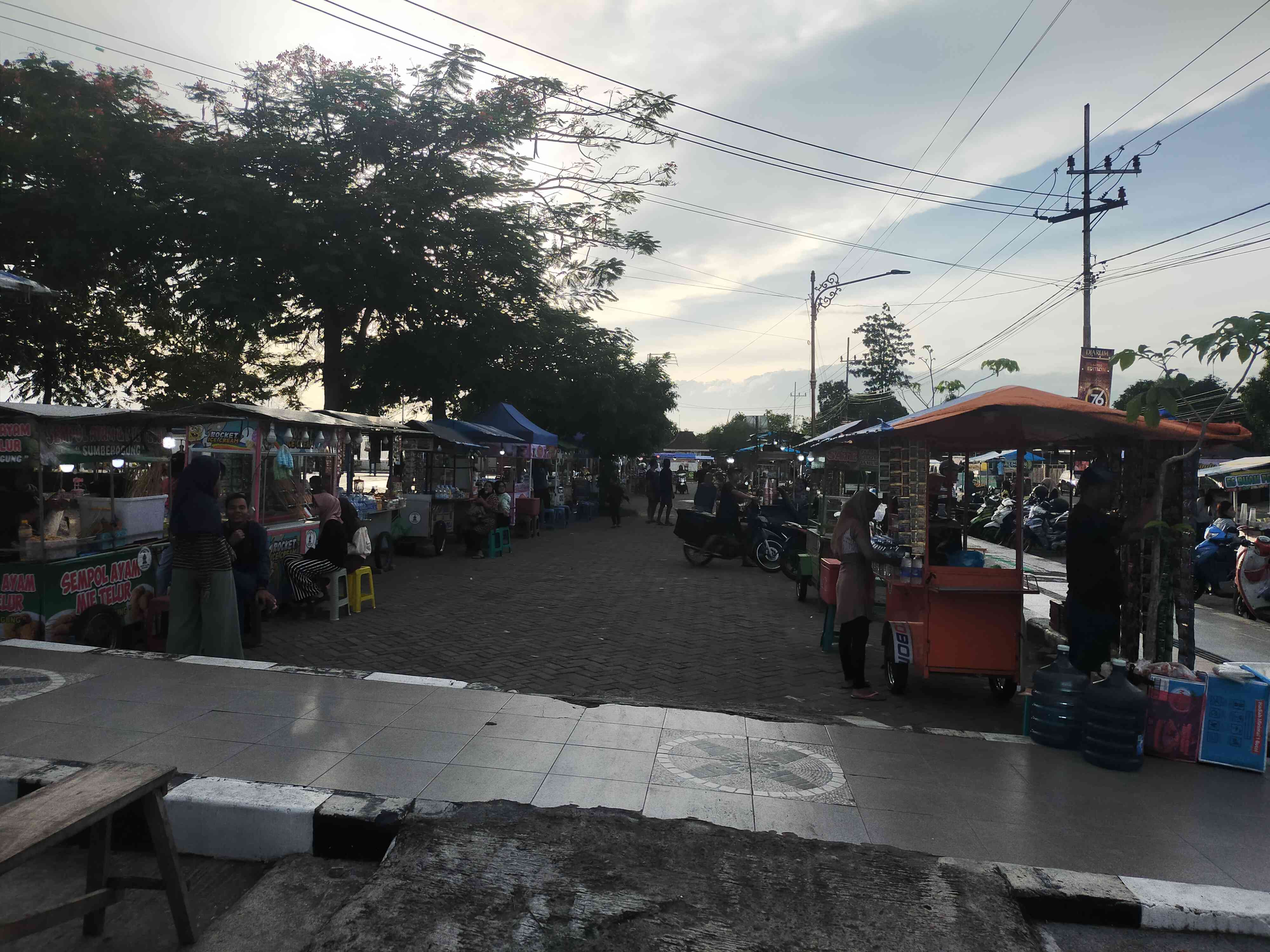 Para penjual makanan dan minuman di depan Kantor Pemkab Blitar bagian barat | Foto: Siti Nazarotin 