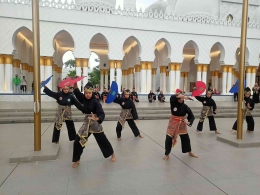 Penampilan peserta pentas seni yang tampil di kegiatan ngabuburit masjid Syeikh Zayed. Foto: DokPri/Rania 