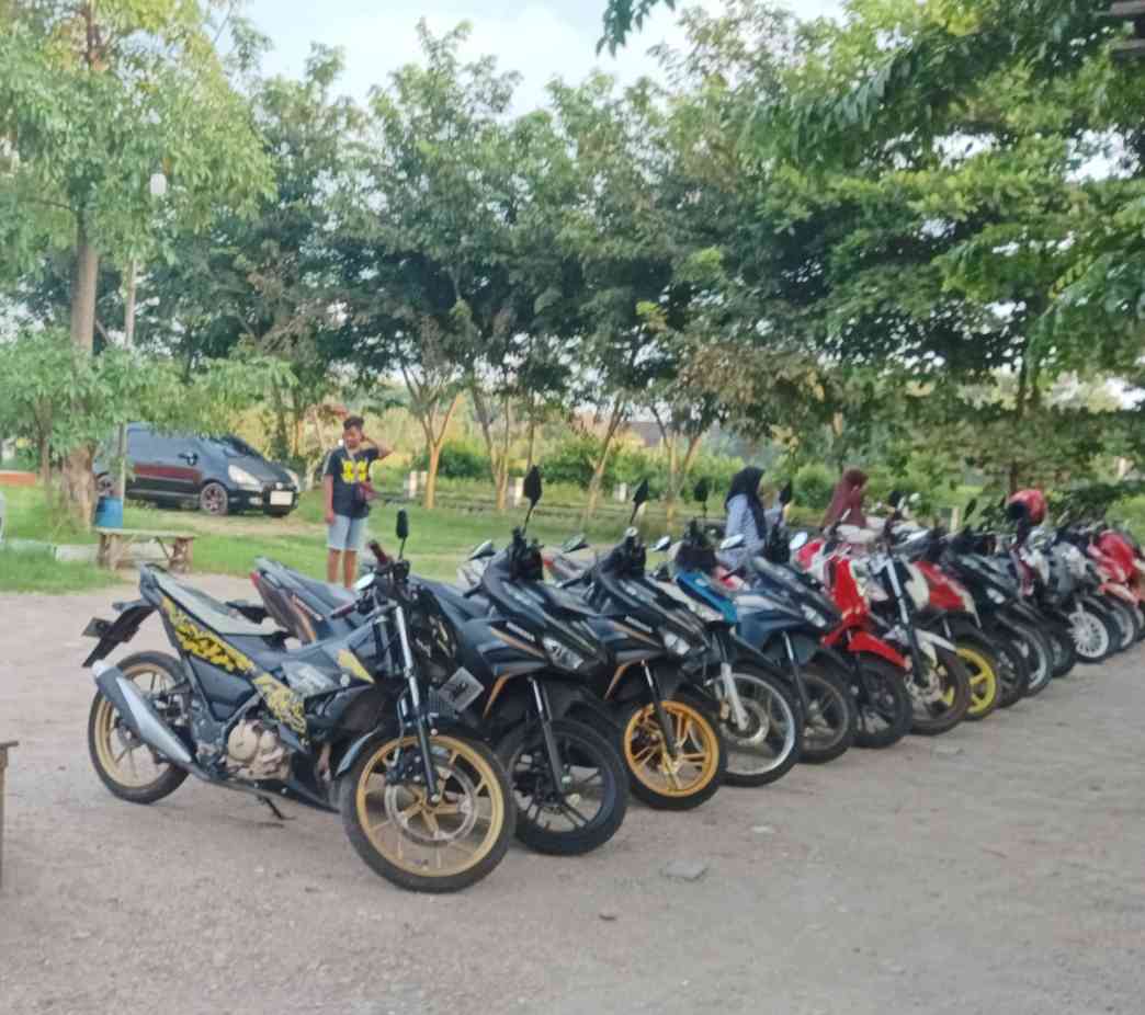 Tempat parkir di lapangan mberan, cukup 2 ribu rupiah, masukkan di kotak yang tersedia (dokpri)